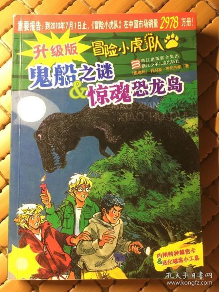 杜宾拼死拽着金毛,就怕它去招惹别的狗,网友:一看就是情敌啊!