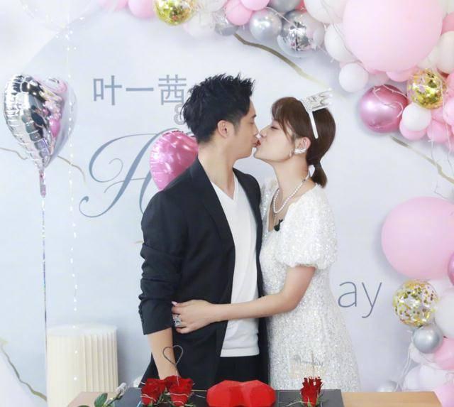 男孩得了奖状后一路展示 ，“奖状之大，小小书包装不下”
