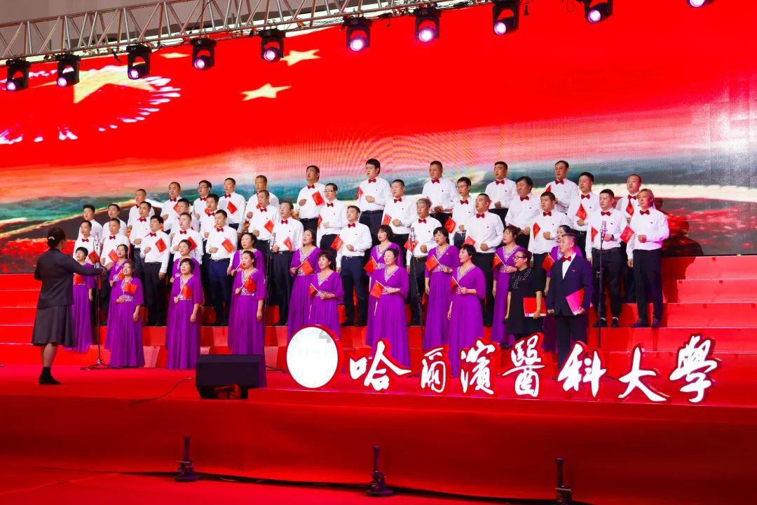 奶爸接三胞胎迟到,女儿们满脸气愤,奶爸手忙脚乱,笑翻门卫大爷