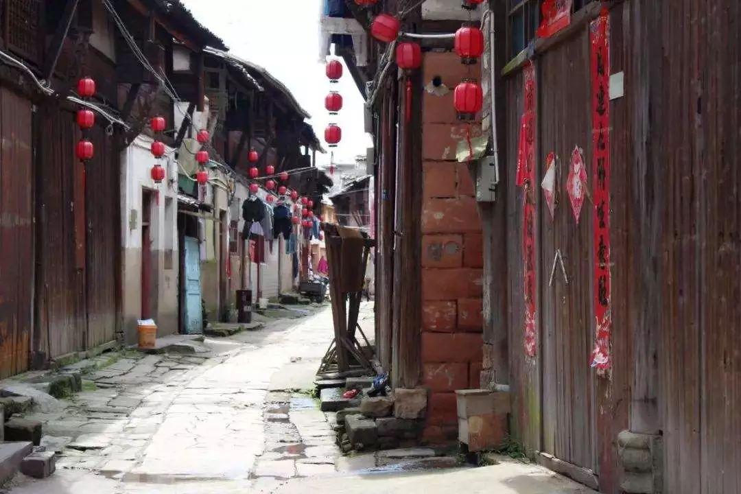 异地恋男生去找女生背着行李没想到这个女孩说你先回去，男生气的吵架了因为这个女孩要男生来又要男生走？