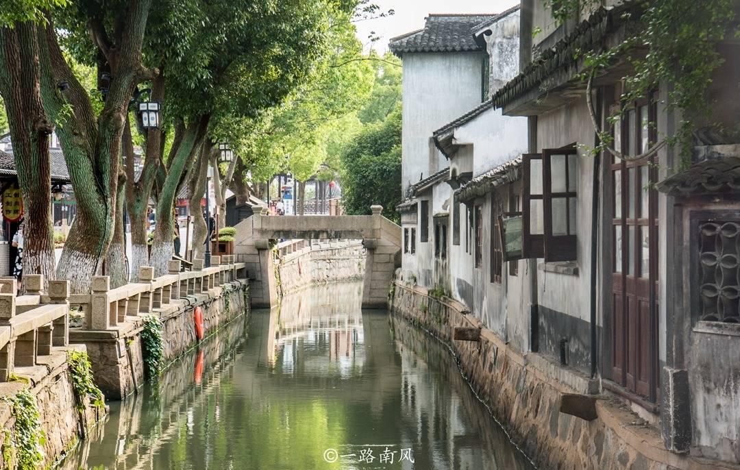刘晓庆比邓婕大5岁,疯狂扮嫩却更像奶奶。不可思议的对比!