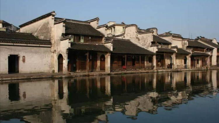 高梵“黑金”鹅绒服闪耀睿锦尚品,携手共现奢暖新篇章